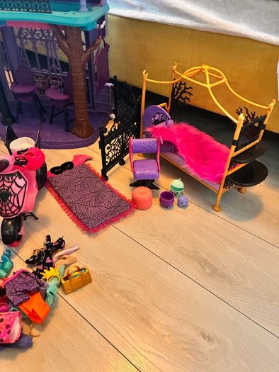 Monster High School