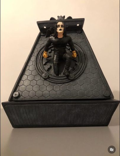 The Crow Neca fountain 2002