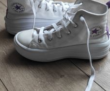 Converse shoes. White Girls Junior trainers, Size EU 33