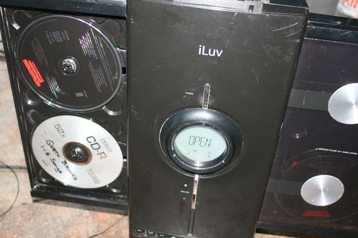 iLuv 4 disk CD player (in working order)