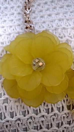 Massive, yellow flowers necklace, new