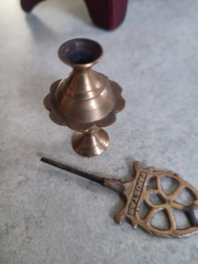 Rare find  Handcrafted Brass Eye Liner Powder Box, Antique Surma Dani . Old Brass Kohl Holder