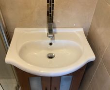 vanity unit / wash hand basin