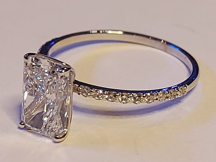 14k Gold ring with 2.09 ct Lab-Grown Diamonds, 1.89 ct main diamond cerified by IGI Laser inscripted