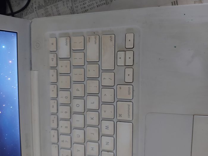 Another vinyage Apple MacBook, has an account, no Battery or charger, no 4 key missing, in very good condition otherwise