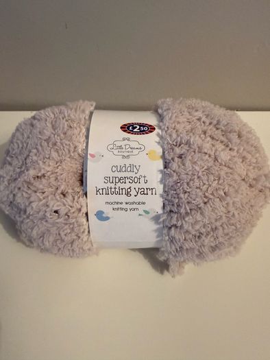 5 balls of grey yarn wool