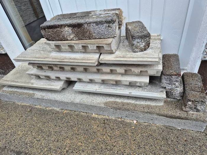 Afew blockd and wall capping for foundation