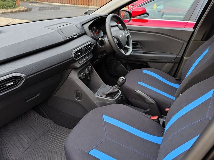 Sandero 2025. Perfect condition. I'm moving abroad