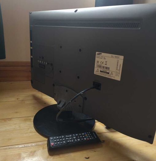 32 INCH Samsung TV with remote and power cable