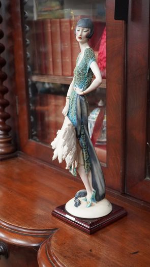 Giuseppe Armani Florence Lady with Fan Figurine