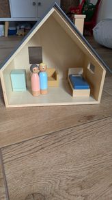 Sebra wooden dolls house