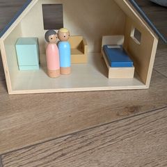 Sebra wooden dolls house