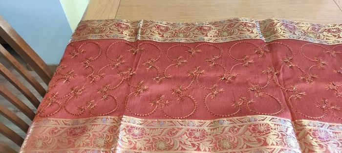 Decorating Table Runner Ikras