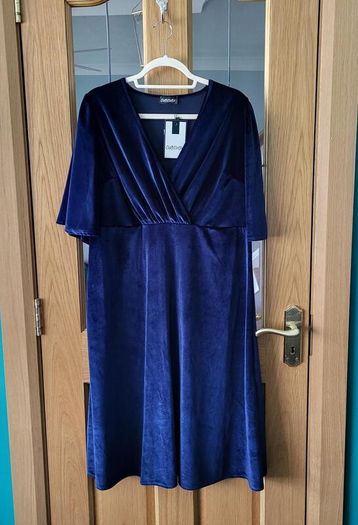 CurveWow navy velvet dress, Size 16, BNWT