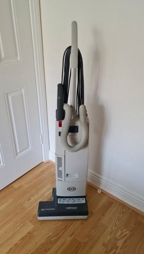 vacuum cleaner SEBO 370 Electronic commercial upright vacuum cleaner.