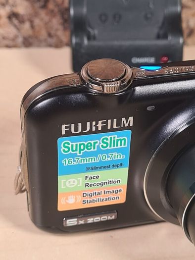 FUJIFILM FINEPIX JX400 digital camera 16mp mega pixel plus charger and case