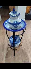 antique style wash stand with accessories