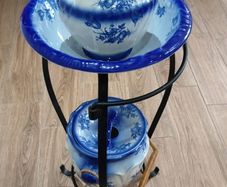 antique style wash stand with accessories