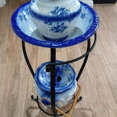antique style wash stand with accessories