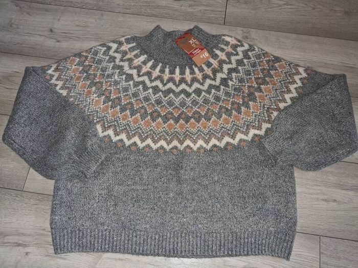 x2 Bundle - Brand New Primark Family Jumper - Size - XL - RRP - 16.00 & Brand New Tossle Hat - One Size - RRP - 5.00 = 21.00