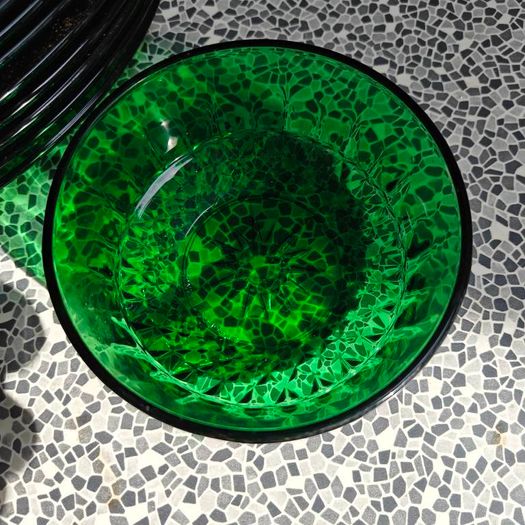 Arcoroc France "Diamant" 1970s  green glass collection, featuring a diamond-cut geometric pattern, one large bowl, 8 smaller ones, 9 green glass plates, 20th century