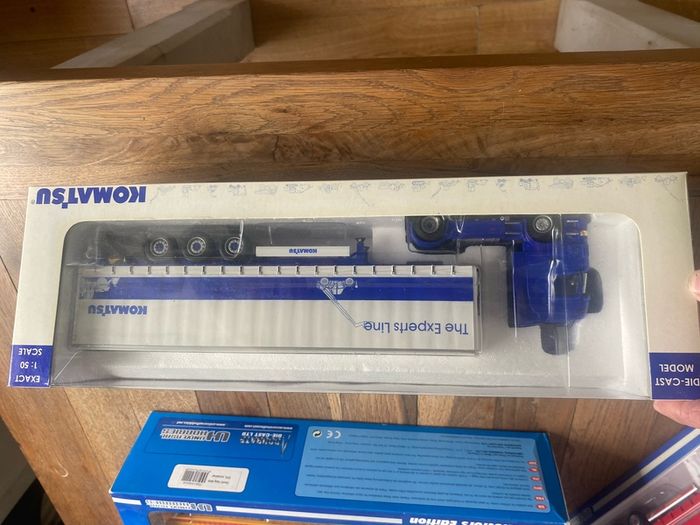 universal hobbies 1:50 Komatsu truck