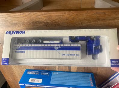 universal hobbies 1:50 Komatsu truck