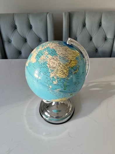 Globe plug in lamp.