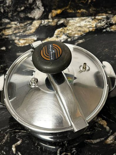 Stainless Steel Pressure Cooker (gas or vitro only)