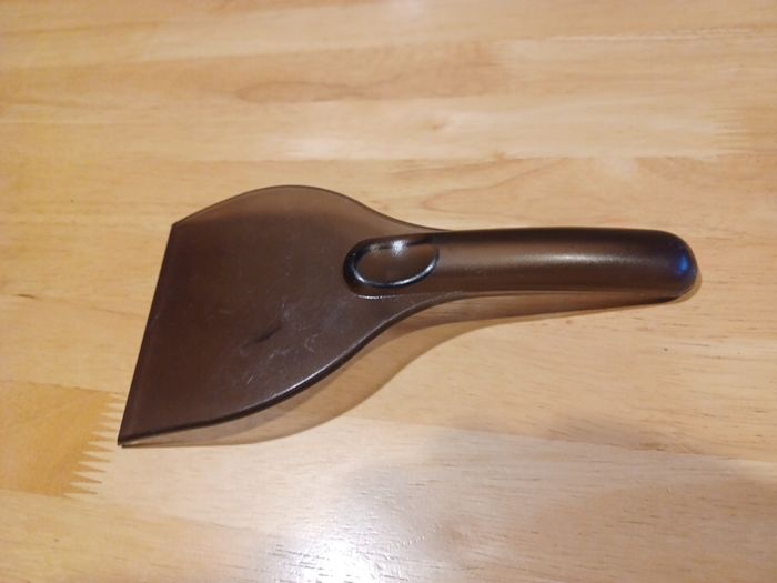 Heavy duty ice scraper
