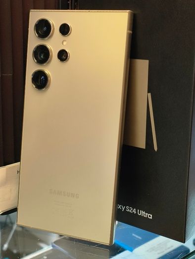 Samsung Galaxy S24 Ultra - 256GB / 12GB - Dual Sim Unlocked, Titanium Gray