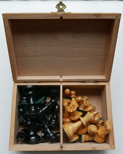 Antique  Chess Set 1930s-40s European Hand Carved Boxwood Complete 32 Pieces