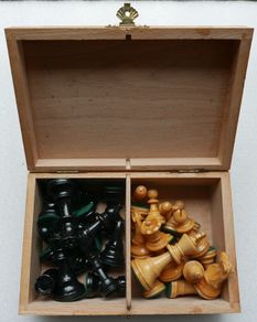 Antique  Chess Set 1930s-40s European Hand Carved Boxwood Complete 32 Pieces