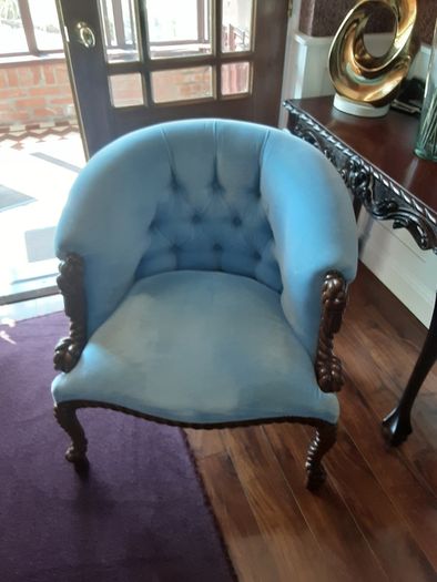 Pair of blue velvet buttoned armchairs with twisted wooden legs immaculate