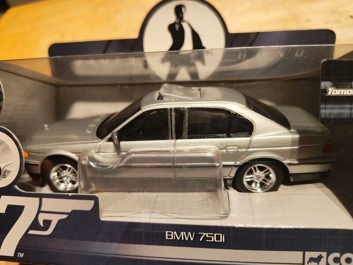 Corgi 1:36 007 James bond BMW 750i Tomorrow Never Dies