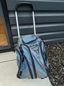 Brunswick Zone Bowling Ball (6.2kg) + 2-Ball Roller Bag