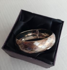 gold bangle 10kt