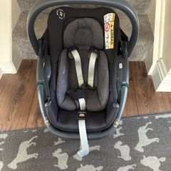 Maxi Cosi Coral car seat and family fix 3 base