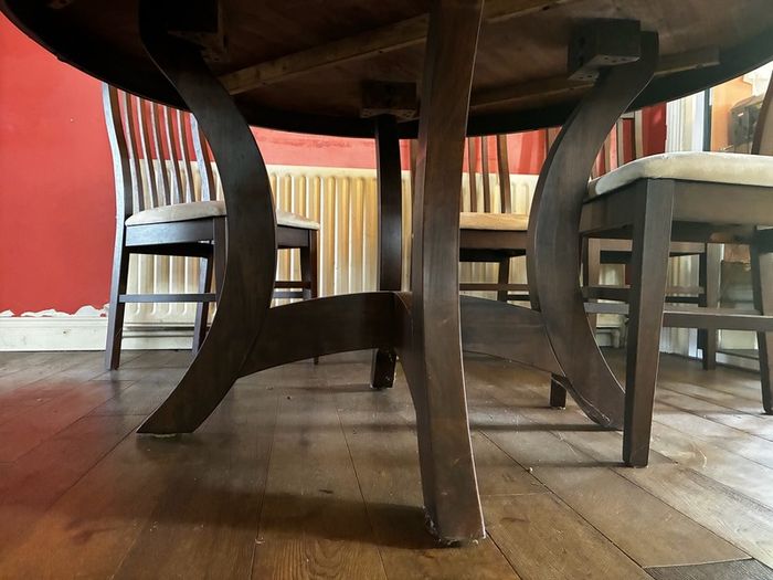 Stunning Dining Room Table & Chairs