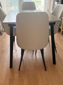 Extendable table and 4 chairs set