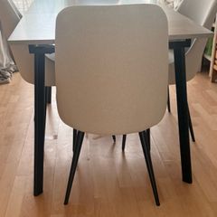 Extendable table and 4 chairs set