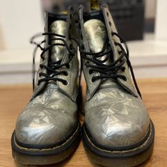 Doc Martens 8 hole boots - size UK8 / EU42