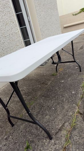 Foldable table