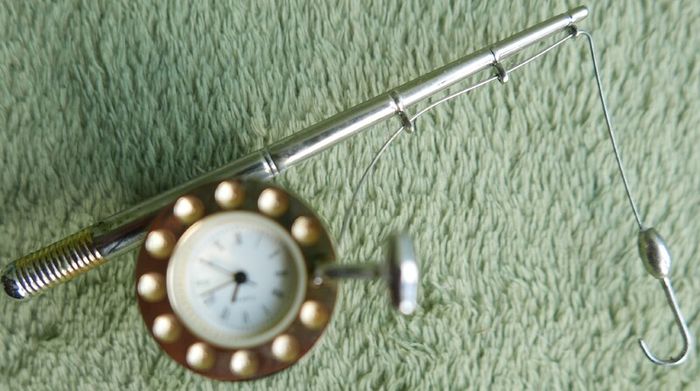 Vintage Fishing Rod & Reel Collectible Mini-Clock ,fresh battery, works fine