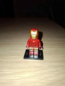 A mix of Lego Marvel Minifigures