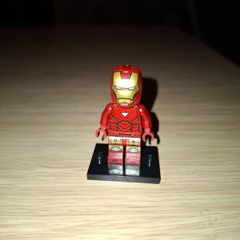 A mix of Lego Marvel Minifigures