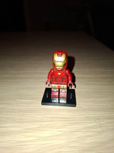 A mix of Lego Marvel Minifigures