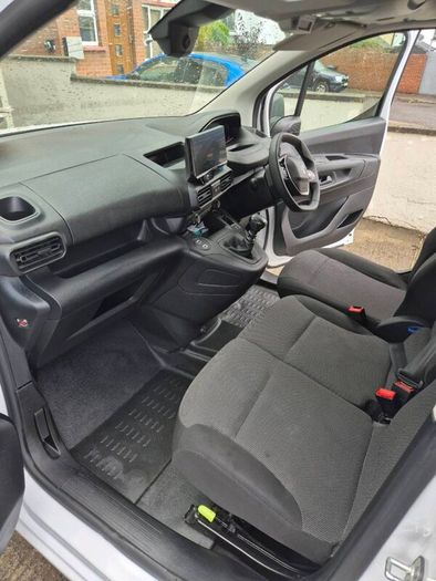 Peugeot Partner 2024, 1.5L. Low mileage km's.