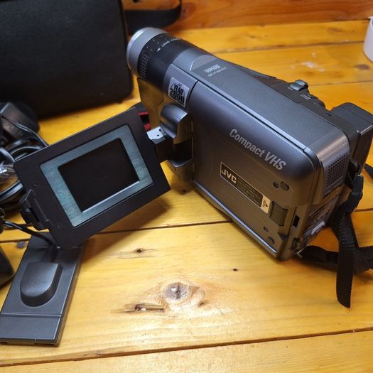 JVC GR-FXM333 Compact VHS-C Camcorder Bundle with 2.5" LCD, AC Adapter, Direct Power Coupler & Bag - 29211