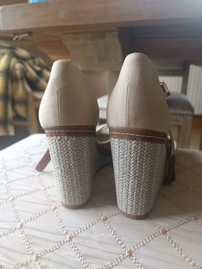 Tommy Hilfiger beige canvas straw wedges sandals latest fashion 4 4.5 5? New